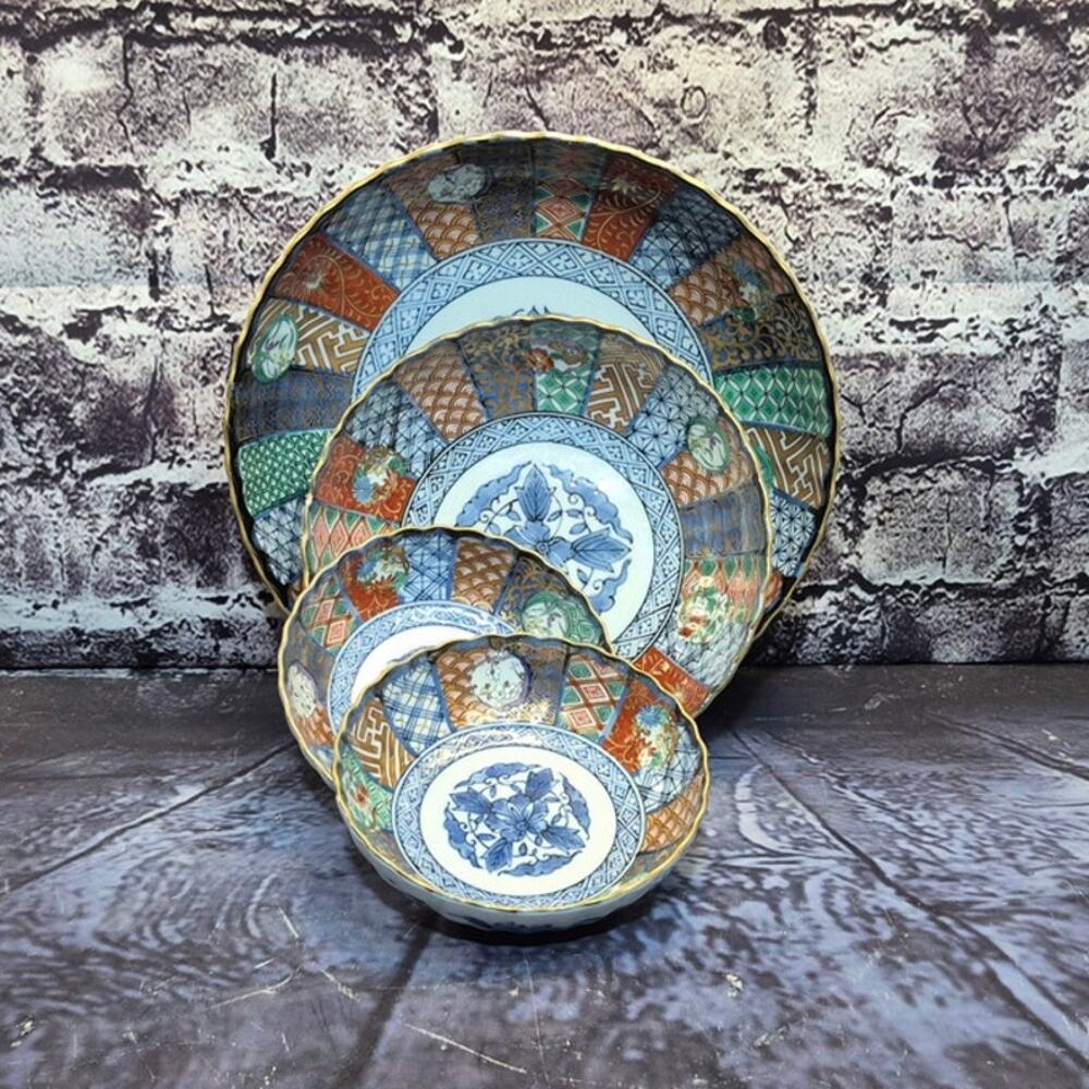 Set of 4 Vintage Imari Japanese Porcelain Bowls